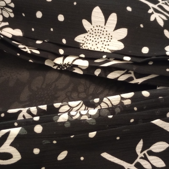 NOTATION BLACK WHITE FLORAL TOP SIZE 1X - Picture 6 of 13